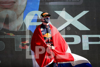 2021-09-05 - VERSTAPPEN Max (ned), Red Bull Racing Honda RB16B, on the podium during the Formula 1 Heineken Dutch Grand Prix 2021, 13th round of the 2021 FIA Formula One World Championship from September 3 to 5, 2021 on the Circuit Zandvoort, in Zandvoort, Netherlands - FORMULA 1 HEINEKEN DUTCH GRAND PRIX 2021, 13TH ROUND OF THE 2021 FIA FORMULA ONE WORLD CHAMPIONSHIP - FORMULA 1 - MOTORS