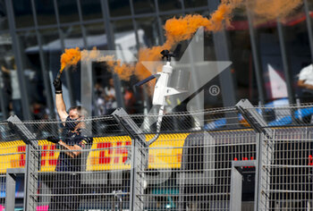 2021-09-05 - Red Bull Racing, ambiance mechanic celebrating victory during the Formula 1 Heineken Dutch Grand Prix 2021, 13th round of the 2021 FIA Formula One World Championship from September 3 to 5, 2021 on the Circuit Zandvoort, in Zandvoort, Netherlands - FORMULA 1 HEINEKEN DUTCH GRAND PRIX 2021, 13TH ROUND OF THE 2021 FIA FORMULA ONE WORLD CHAMPIONSHIP - FORMULA 1 - MOTORS