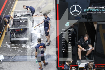 2021-09-09 - Red Bull Racing and Mercedes AMG F1 mechanics in the paddock during the Formula 1 Heineken Gran Premio D?italia 2021, Italian Grand Prix, 14th round of the 2021 FIA Formula One World Championship from September 9 to 12, 2021 on the Autodromo Nazionale di Monza, in Monza, Italy - FORMULA 1 HEINEKEN GRAN PREMIO D'ITALIA 2021, ITALIAN GRAND PRIX, 14TH ROUND OF THE 2021 FIA FORMULA ONE WORLD CHAMPIONSHIP - FORMULA 1 - MOTORS