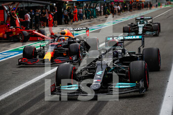 2021-09-10 - 44 HAMILTON Lewis (gbr), Mercedes AMG F1 GP W12 E Performance, 33 VERSTAPPEN Max (nld), Red Bull Racing Honda RB16B, action during the Formula 1 Heineken Gran Premio D'italia 2021, Italian Grand Prix, 14th round of the 2021 FIA Formula One World Championship from September 9 to 12, 2021 on the Autodromo Nazionale di Monza, in Monza, Italy - FORMULA 1 HEINEKEN GRAN PREMIO D'ITALIA 2021, ITALIAN GRAND PRIX, 14TH ROUND OF THE 2021 FIA FORMULA ONE WORLD CHAMPIONSHIP - FORMULA 1 - MOTORS