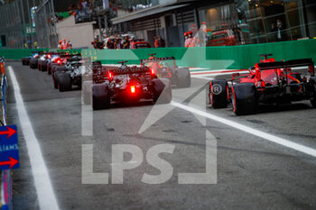 2021-09-10 - Pitlane: 18 STROLL Lance (can), Aston Martin F1 AMR21, 33 VERSTAPPEN Max (nld), Red Bull Racing Honda RB16B, 44 HAMILTON Lewis (gbr), Mercedes AMG F1 GP W12 E Performance, action during the Formula 1 Heineken Gran Premio D'italia 2021, Italian Grand Prix, 14th round of the 2021 FIA Formula One World Championship from September 9 to 12, 2021 on the Autodromo Nazionale di Monza, in Monza, Italy - FORMULA 1 HEINEKEN GRAN PREMIO D'ITALIA 2021, ITALIAN GRAND PRIX, 14TH ROUND OF THE 2021 FIA FORMULA ONE WORLD CHAMPIONSHIP - FORMULA 1 - MOTORS