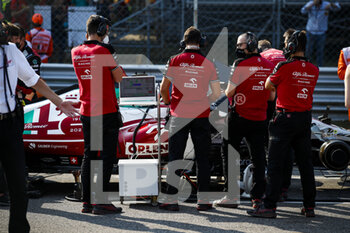 2021-09-11 - Alfa Romeo Racing ORLEN Team, ambiance on the grid, sprint race during the Formula 1 Heineken Gran Premio D'italia 2021, Italian Grand Prix, 14th round of the 2021 FIA Formula One World Championship from September 9 to 12, 2021 on the Autodromo Nazionale di Monza, in Monza, Italy - FORMULA 1 HEINEKEN GRAN PREMIO D'ITALIA 2021, ITALIAN GRAND PRIX, 14TH ROUND OF THE 2021 FIA FORMULA ONE WORLD CHAMPIONSHIP - FORMULA 1 - MOTORS