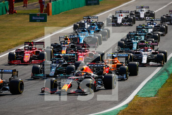 2021-09-12 - Start of the race: VERSTAPPEN Max (ned), Red Bull Racing Honda RB16B, HAMILTON Lewis (gbr), Mercedes AMG F1 GP W12 E Performance, NORRIS Lando (gbr), McLaren MCL35M, action during the Formula 1 Heineken Gran Premio D'italia 2021, Italian Grand Prix, 14th round of the 2021 FIA Formula One World Championship from September 9 to 12, 2021 on the Autodromo Nazionale di Monza, in Monza, Italy - FORMULA 1 HEINEKEN GRAN PREMIO D'ITALIA 2021, ITALIAN GRAND PRIX, 14TH ROUND OF THE 2021 FIA FORMULA ONE WORLD CHAMPIONSHIP - FORMULA 1 - MOTORS
