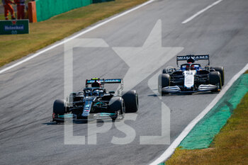 2021-09-12 - 77 BOTTAS Valtteri (fin), Mercedes AMG F1 GP W12 E Performance, 63 RUSSELL George (gbr), Williams Racing F1 FW43B, action during the Formula 1 Heineken Gran Premio D'italia 2021, Italian Grand Prix, 14th round of the 2021 FIA Formula One World Championship from September 9 to 12, 2021 on the Autodromo Nazionale di Monza, in Monza, Italy - FORMULA 1 HEINEKEN GRAN PREMIO D'ITALIA 2021, ITALIAN GRAND PRIX, 14TH ROUND OF THE 2021 FIA FORMULA ONE WORLD CHAMPIONSHIP - FORMULA 1 - MOTORS