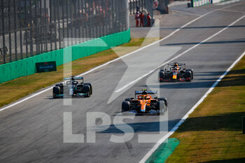 2021-09-12 - HAMILTON Lewis (gbr), Mercedes AMG F1 GP W12 E Performance, NORRIS Lando (gbr), McLaren MCL35M, VERSTAPPEN Max (ned), Red Bull Racing Honda RB16B, action during the Formula 1 Heineken Gran Premio D'italia 2021, Italian Grand Prix, 14th round of the 2021 FIA Formula One World Championship from September 9 to 12, 2021 on the Autodromo Nazionale di Monza, in Monza, Italy - FORMULA 1 HEINEKEN GRAN PREMIO D'ITALIA 2021, ITALIAN GRAND PRIX, 14TH ROUND OF THE 2021 FIA FORMULA ONE WORLD CHAMPIONSHIP - FORMULA 1 - MOTORS