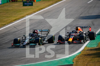 2021-09-12 - HAMILTON Lewis (gbr), Mercedes AMG F1 GP W12 E Performance, VERSTAPPEN Max (ned), Red Bull Racing Honda RB16B, action crash, accident, during the Formula 1 Heineken Gran Premio D'italia 2021, Italian Grand Prix, 14th round of the 2021 FIA Formula One World Championship from September 9 to 12, 2021 on the Autodromo Nazionale di Monza, in Monza, Italy - FORMULA 1 HEINEKEN GRAN PREMIO D'ITALIA 2021, ITALIAN GRAND PRIX, 14TH ROUND OF THE 2021 FIA FORMULA ONE WORLD CHAMPIONSHIP - FORMULA 1 - MOTORS