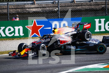 2021-09-12 - Crash between, 33 VERSTAPPEN Max (nld), Red Bull Racing Honda RB16B, 44 HAMILTON Lewis (gbr), Mercedes AMG F1 GP W12 E Performance, action during the Formula 1 Heineken Gran Premio D'italia 2021, Italian Grand Prix, 14th round of the 2021 FIA Formula One World Championship from September 9 to 12, 2021 on the Autodromo Nazionale di Monza, in Monza, Italy - FORMULA 1 HEINEKEN GRAN PREMIO D'ITALIA 2021, ITALIAN GRAND PRIX, 14TH ROUND OF THE 2021 FIA FORMULA ONE WORLD CHAMPIONSHIP - FORMULA 1 - MOTORS