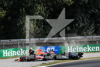 2021-09-12 - Crash between, 33 VERSTAPPEN Max (nld), Red Bull Racing Honda RB16B, 44 HAMILTON Lewis (gbr), Mercedes AMG F1 GP W12 E Performance, action during the Formula 1 Heineken Gran Premio D'italia 2021, Italian Grand Prix, 14th round of the 2021 FIA Formula One World Championship from September 9 to 12, 2021 on the Autodromo Nazionale di Monza, in Monza, Italy - FORMULA 1 HEINEKEN GRAN PREMIO D'ITALIA 2021, ITALIAN GRAND PRIX, 14TH ROUND OF THE 2021 FIA FORMULA ONE WORLD CHAMPIONSHIP - FORMULA 1 - MOTORS