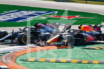 2021-09-12 - HAMILTON Lewis (gbr), Mercedes AMG F1 GP W12 E Performance, VERSTAPPEN Max (ned), Red Bull Racing Honda RB16B, action crash, accident, during the Formula 1 Heineken Gran Premio D'italia 2021, Italian Grand Prix, 14th round of the 2021 FIA Formula One World Championship from September 9 to 12, 2021 on the Autodromo Nazionale di Monza, in Monza, Italy - FORMULA 1 HEINEKEN GRAN PREMIO D'ITALIA 2021, ITALIAN GRAND PRIX, 14TH ROUND OF THE 2021 FIA FORMULA ONE WORLD CHAMPIONSHIP - FORMULA 1 - MOTORS