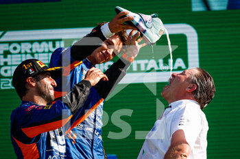2021-09-12 - BROWN Zak (usa), Chief People & IT Officer of McLaren Racing, doing a shoey on the podium with RICCIARDO Daniel (aus), McLaren MCL35M, during the Formula 1 Heineken Gran Premio D'italia 2021, Italian Grand Prix, 14th round of the 2021 FIA Formula One World Championship from September 9 to 12, 2021 on the Autodromo Nazionale di Monza, in Monza, Italy - FORMULA 1 HEINEKEN GRAN PREMIO D'ITALIA 2021, ITALIAN GRAND PRIX, 14TH ROUND OF THE 2021 FIA FORMULA ONE WORLD CHAMPIONSHIP - FORMULA 1 - MOTORS