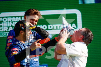 2021-09-12 - BROWN Zak (usa), Chief People & IT Officer of McLaren Racing, doing a shoey on the podium with RICCIARDO Daniel (aus), McLaren MCL35M, during the Formula 1 Heineken Gran Premio D'italia 2021, Italian Grand Prix, 14th round of the 2021 FIA Formula One World Championship from September 9 to 12, 2021 on the Autodromo Nazionale di Monza, in Monza, Italy - FORMULA 1 HEINEKEN GRAN PREMIO D'ITALIA 2021, ITALIAN GRAND PRIX, 14TH ROUND OF THE 2021 FIA FORMULA ONE WORLD CHAMPIONSHIP - FORMULA 1 - MOTORS