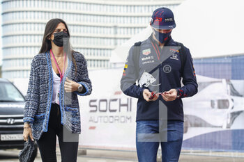 2021-09-24 - VERSTAPPEN Max (ned), Red Bull Racing Honda RB16B, portrait and his girlfriend Kelly Piquet during the Formula 1 VTB Russian Grand Prix 2021, 15th round of the 2021 FIA Formula One World Championship from September 24 to 26, 2021 on the Sochi Autodrom, in Sochi, Russia - FORMULA 1 VTB RUSSIAN GRAND PRIX 2021, 15TH ROUND OF THE 2021 FIA FORMULA ONE WORLD CHAMPIONSHIP - FORMULA 1 - MOTORS