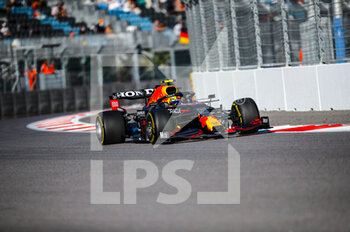 2021-09-24 - 11 PEREZ Sergio (mex), Red Bull Racing Honda RB16B, action during the Formula 1 VTB Russian Grand Prix 2021, 15th round of the 2021 FIA Formula One World Championship from September 24 to 26, 2021 on the Sochi Autodrom, in Sochi, Russia - FORMULA 1 VTB RUSSIAN GRAND PRIX 2021, 15TH ROUND OF THE 2021 FIA FORMULA ONE WORLD CHAMPIONSHIP - FORMULA 1 - MOTORS