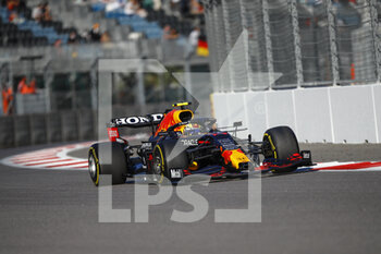 2021-09-24 - 11 PEREZ Sergio (mex), Red Bull Racing Honda RB16B, action during the Formula 1 VTB Russian Grand Prix 2021, 15th round of the 2021 FIA Formula One World Championship from September 24 to 26, 2021 on the Sochi Autodrom, in Sochi, Russia - FORMULA 1 VTB RUSSIAN GRAND PRIX 2021, 15TH ROUND OF THE 2021 FIA FORMULA ONE WORLD CHAMPIONSHIP - FORMULA 1 - MOTORS