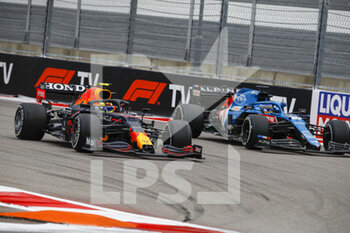 2021-09-26 - 11 PEREZ Sergio (mex), Red Bull Racing Honda RB16B, action 14 ALONSO Fernando (spa), Alpine F1 A521, action during the Formula 1 VTB Russian Grand Prix 2021, 15th round of the 2021 FIA Formula One World Championship from September 24 to 26, 2021 on the Sochi Autodrom, in Sochi, Russia - FORMULA 1 VTB RUSSIAN GRAND PRIX 2021, 15TH ROUND OF THE 2021 FIA FORMULA ONE WORLD CHAMPIONSHIP - FORMULA 1 - MOTORS