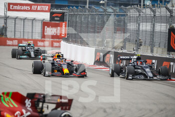 2021-09-26 - 33 VERSTAPPEN Max (nld), Red Bull Racing Honda RB16B, action and 10 GASLY Pierre (fra), Scuderia AlphaTauri Honda AT02 during the Formula 1 VTB Russian Grand Prix 2021, 15th round of the 2021 FIA Formula One World Championship from September 24 to 26, 2021 on the Sochi Autodrom, in Sochi, Russia - FORMULA 1 VTB RUSSIAN GRAND PRIX 2021, 15TH ROUND OF THE 2021 FIA FORMULA ONE WORLD CHAMPIONSHIP - FORMULA 1 - MOTORS