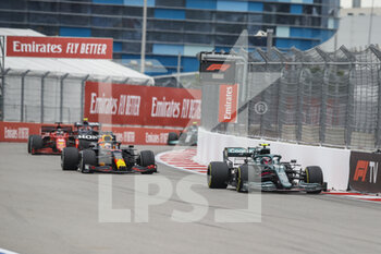 2021-09-26 - 05 VETTEL Sebastian (ger), Aston Martin F1 AMR21, action 33 VERSTAPPEN Max (nld), Red Bull Racing Honda RB16B, action during the Formula 1 VTB Russian Grand Prix 2021, 15th round of the 2021 FIA Formula One World Championship from September 24 to 26, 2021 on the Sochi Autodrom, in Sochi, Russia - FORMULA 1 VTB RUSSIAN GRAND PRIX 2021, 15TH ROUND OF THE 2021 FIA FORMULA ONE WORLD CHAMPIONSHIP - FORMULA 1 - MOTORS