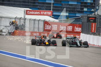 2021-09-26 - 33 VERSTAPPEN Max (nld), Red Bull Racing Honda RB16B, action and 05 VETTEL Sebastian (ger), Aston Martin F1 AMR21 during the Formula 1 VTB Russian Grand Prix 2021, 15th round of the 2021 FIA Formula One World Championship from September 24 to 26, 2021 on the Sochi Autodrom, in Sochi, Russia - FORMULA 1 VTB RUSSIAN GRAND PRIX 2021, 15TH ROUND OF THE 2021 FIA FORMULA ONE WORLD CHAMPIONSHIP - FORMULA 1 - MOTORS