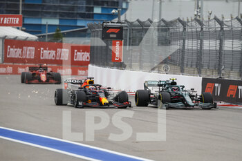 2021-09-26 - 33 VERSTAPPEN Max (nld), Red Bull Racing Honda RB16B, action 05 VETTEL Sebastian (ger), Aston Martin F1 AMR21, action during the Formula 1 VTB Russian Grand Prix 2021, 15th round of the 2021 FIA Formula One World Championship from September 24 to 26, 2021 on the Sochi Autodrom, in Sochi, Russia - FORMULA 1 VTB RUSSIAN GRAND PRIX 2021, 15TH ROUND OF THE 2021 FIA FORMULA ONE WORLD CHAMPIONSHIP - FORMULA 1 - MOTORS