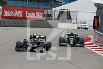 2021-09-26 - 10 GASLY Pierre (fra), Scuderia AlphaTauri Honda AT02, action 77 BOTTAS Valtteri (fin), Mercedes AMG F1 GP W12 E Performance, action during the Formula 1 VTB Russian Grand Prix 2021, 15th round of the 2021 FIA Formula One World Championship from September 24 to 26, 2021 on the Sochi Autodrom, in Sochi, Russia - FORMULA 1 VTB RUSSIAN GRAND PRIX 2021, 15TH ROUND OF THE 2021 FIA FORMULA ONE WORLD CHAMPIONSHIP - FORMULA 1 - MOTORS