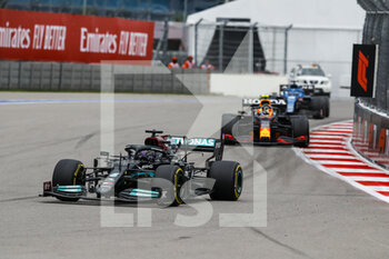 2021-09-26 - 44 HAMILTON Lewis (gbr), Mercedes AMG F1 GP W12 E Performance, action 11 PEREZ Sergio (mex), Red Bull Racing Honda RB16B, action during the Formula 1 VTB Russian Grand Prix 2021, 15th round of the 2021 FIA Formula One World Championship from September 24 to 26, 2021 on the Sochi Autodrom, in Sochi, Russia - FORMULA 1 VTB RUSSIAN GRAND PRIX 2021, 15TH ROUND OF THE 2021 FIA FORMULA ONE WORLD CHAMPIONSHIP - FORMULA 1 - MOTORS