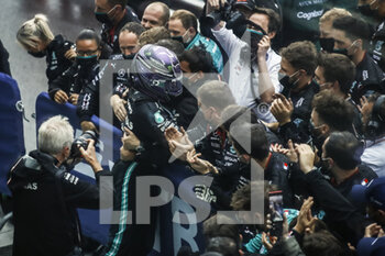 2021-09-26 - HAMILTON Lewis (gbr), Mercedes AMG F1 GP W12 E Performance, portrait celebrating his victory during the Formula 1 VTB Russian Grand Prix 2021, 15th round of the 2021 FIA Formula One World Championship from September 24 to 26, 2021 on the Sochi Autodrom, in Sochi, Russia - FORMULA 1 VTB RUSSIAN GRAND PRIX 2021, 15TH ROUND OF THE 2021 FIA FORMULA ONE WORLD CHAMPIONSHIP - FORMULA 1 - MOTORS