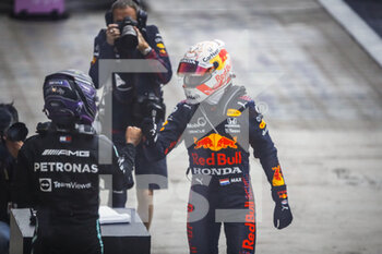 2021-09-26 - HAMILTON Lewis (gbr), Mercedes AMG F1 GP W12 E Performance, portrait congratulated by VERSTAPPEN Max (ned), Red Bull Racing Honda RB16B during the Formula 1 VTB Russian Grand Prix 2021, 15th round of the 2021 FIA Formula One World Championship from September 24 to 26, 2021 on the Sochi Autodrom, in Sochi, Russia - FORMULA 1 VTB RUSSIAN GRAND PRIX 2021, 15TH ROUND OF THE 2021 FIA FORMULA ONE WORLD CHAMPIONSHIP - FORMULA 1 - MOTORS