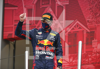 2021-09-26 - VERSTAPPEN Max (ned), Red Bull Racing Honda RB16B, portrait podium during the Formula 1 VTB Russian Grand Prix 2021, 15th round of the 2021 FIA Formula One World Championship from September 24 to 26, 2021 on the Sochi Autodrom, in Sochi, Russia - FORMULA 1 VTB RUSSIAN GRAND PRIX 2021, 15TH ROUND OF THE 2021 FIA FORMULA ONE WORLD CHAMPIONSHIP - FORMULA 1 - MOTORS