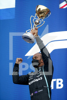 2021-09-26 - HAMILTON Lewis (gbr), Mercedes AMG F1 GP W12 E Performance, portrait celebrating his victory at the podium during the Formula 1 VTB Russian Grand Prix 2021, 15th round of the 2021 FIA Formula One World Championship from September 24 to 26, 2021 on the Sochi Autodrom, in Sochi, Russia - FORMULA 1 VTB RUSSIAN GRAND PRIX 2021, 15TH ROUND OF THE 2021 FIA FORMULA ONE WORLD CHAMPIONSHIP - FORMULA 1 - MOTORS