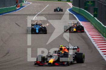 2021-09-26 - 14 ALONSO Fernando (spa), Alpine F1 A521, action 33 VERSTAPPEN Max (nld), Red Bull Racing Honda RB16B, action during the Formula 1 VTB Russian Grand Prix 2021, 15th round of the 2021 FIA Formula One World Championship from September 24 to 26, 2021 on the Sochi Autodrom, in Sochi, Russia - FORMULA 1 VTB RUSSIAN GRAND PRIX 2021, 15TH ROUND OF THE 2021 FIA FORMULA ONE WORLD CHAMPIONSHIP - FORMULA 1 - MOTORS