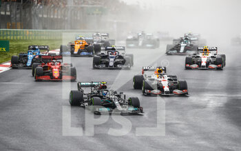 2021-10-10 - 77 BOTTAS Valtteri (fin), Mercedes AMG F1 GP W12 E Performance, action, start and 33 VERSTAPPEN Max (nld), Red Bull Racing Honda RB16B during the Formula 1 Rolex Turkish Grand Prix 2021, 16th round of the 2021 FIA Formula One World Championship from October 8 to 10, 2021 on the Istanbul Park, in Tuzla, Turkey - FORMULA 1 ROLEX TURKISH GRAND PRIX 2021, 16TH ROUND OF THE 2021 FIA FORMULA ONE WORLD CHAMPIONSHIP - FORMULA 1 - MOTORS