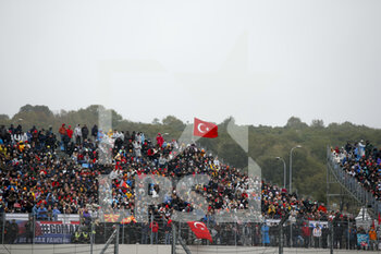 2021-10-10 - spectators, fans during the Formula 1 Rolex Turkish Grand Prix 2021, 16th round of the 2021 FIA Formula One World Championship from October 8 to 10, 2021 on the Istanbul Park, in Tuzla, Turkey - FORMULA 1 ROLEX TURKISH GRAND PRIX 2021, 16TH ROUND OF THE 2021 FIA FORMULA ONE WORLD CHAMPIONSHIP - FORMULA 1 - MOTORS