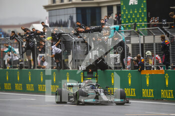 2021-10-10 - 77 BOTTAS Valtteri (fin), Mercedes AMG F1 GP W12 E Performance, action, celebrating his win during the Formula 1 Rolex Turkish Grand Prix 2021, 16th round of the 2021 FIA Formula One World Championship from October 8 to 10, 2021 on the Istanbul Park, in Tuzla, Turkey - FORMULA 1 ROLEX TURKISH GRAND PRIX 2021, 16TH ROUND OF THE 2021 FIA FORMULA ONE WORLD CHAMPIONSHIP - FORMULA 1 - MOTORS
