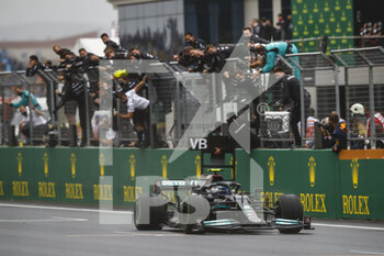 2021-10-10 - 77 BOTTAS Valtteri (fin), Mercedes AMG F1 GP W12 E Performance, action celebration during the Formula 1 Rolex Turkish Grand Prix 2021, 16th round of the 2021 FIA Formula One World Championship from October 8 to 10, 2021 on the Istanbul Park, in Tuzla, Turkey - FORMULA 1 ROLEX TURKISH GRAND PRIX 2021, 16TH ROUND OF THE 2021 FIA FORMULA ONE WORLD CHAMPIONSHIP - FORMULA 1 - MOTORS