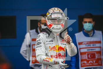 2021-10-10 - VERSTAPPEN Max (nld), Red Bull Racing Honda RB16B, portrait, celebrating his second place during the Formula 1 Rolex Turkish Grand Prix 2021, 16th round of the 2021 FIA Formula One World Championship from October 8 to 10, 2021 on the Istanbul Park, in Tuzla, Turkey - FORMULA 1 ROLEX TURKISH GRAND PRIX 2021, 16TH ROUND OF THE 2021 FIA FORMULA ONE WORLD CHAMPIONSHIP - FORMULA 1 - MOTORS