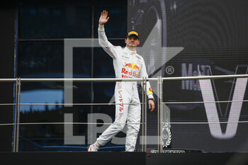 2021-10-10 - VERSTAPPEN Max (ned), Red Bull Racing Honda RB16B, portrait podium during the Formula 1 Rolex Turkish Grand Prix 2021, 16th round of the 2021 FIA Formula One World Championship from October 8 to 10, 2021 on the Istanbul Park, in Tuzla, Turkey - FORMULA 1 ROLEX TURKISH GRAND PRIX 2021, 16TH ROUND OF THE 2021 FIA FORMULA ONE WORLD CHAMPIONSHIP - FORMULA 1 - MOTORS