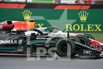 2021-10-10 - 44 HAMILTON Lewis (gbr), Mercedes AMG F1 GP W12 E Performance, action 11 PEREZ Sergio (mex), Red Bull Racing Honda RB16B, action during the Formula 1 Rolex Turkish Grand Prix 2021, 16th round of the 2021 FIA Formula One World Championship from October 8 to 10, 2021 on the Istanbul Park, in Tuzla, Turkey - FORMULA 1 ROLEX TURKISH GRAND PRIX 2021, 16TH ROUND OF THE 2021 FIA FORMULA ONE WORLD CHAMPIONSHIP - FORMULA 1 - MOTORS