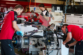 2021-10-21 - Alfa Romeo Racing ORLEN Team, ambiance mechanics working on the car in the garage, box, during the Formula 1 Aramco United States Grand Prix 2021, 17th round of the 2021 FIA Formula One World Championship from October 21 to 24, 2021 on the Circuit of the Americas, in Austin, Texas, United States of American - FORMULA 1 ARAMCO UNITED STATES GRAND PRIX 2021, 17TH ROUND OF THE 2021 FIA FORMULA ONE WORLD CHAMPIONSHIP - FORMULA 1 - MOTORS
