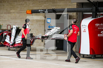 2021-10-21 - Alfa Romeo Racing ORLEN Team, ambiance mechanics working in the car during the Formula 1 Aramco United States Grand Prix 2021, 17th round of the 2021 FIA Formula One World Championship from October 21 to 24, 2021 on the Circuit of the Americas, in Austin, Texas, United States of American - FORMULA 1 ARAMCO UNITED STATES GRAND PRIX 2021, 17TH ROUND OF THE 2021 FIA FORMULA ONE WORLD CHAMPIONSHIP - FORMULA 1 - MOTORS