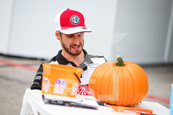 2021-10-21 - GIOVINAZZI Antonio (ita), Alfa Romeo Racing ORLEN C41, preparing a pumpkin for halloween portrait during the Formula 1 Aramco United States Grand Prix 2021, 17th round of the 2021 FIA Formula One World Championship from October 21 to 24, 2021 on the Circuit of the Americas, in Austin, Texas, United States of American - FORMULA 1 ARAMCO UNITED STATES GRAND PRIX 2021, 17TH ROUND OF THE 2021 FIA FORMULA ONE WORLD CHAMPIONSHIP - FORMULA 1 - MOTORS