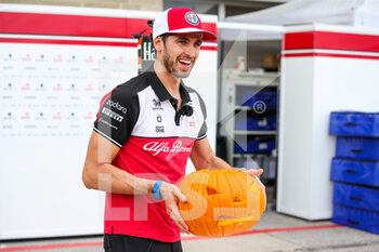 2021-10-21 - GIOVINAZZI Antonio (ita), Alfa Romeo Racing ORLEN C41, preparing a pumpkin for halloween portrait during the Formula 1 Aramco United States Grand Prix 2021, 17th round of the 2021 FIA Formula One World Championship from October 21 to 24, 2021 on the Circuit of the Americas, in Austin, Texas, United States of American - FORMULA 1 ARAMCO UNITED STATES GRAND PRIX 2021, 17TH ROUND OF THE 2021 FIA FORMULA ONE WORLD CHAMPIONSHIP - FORMULA 1 - MOTORS