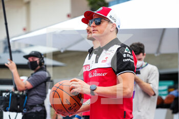 2021-10-21 - RAIKKONEN Kimi (fin), Alfa Romeo Racing ORLEN C41, portrait playing basketball during the Formula 1 Aramco United States Grand Prix 2021, 17th round of the 2021 FIA Formula One World Championship from October 21 to 24, 2021 on the Circuit of the Americas, in Austin, Texas, United States of American - FORMULA 1 ARAMCO UNITED STATES GRAND PRIX 2021, 17TH ROUND OF THE 2021 FIA FORMULA ONE WORLD CHAMPIONSHIP - FORMULA 1 - MOTORS