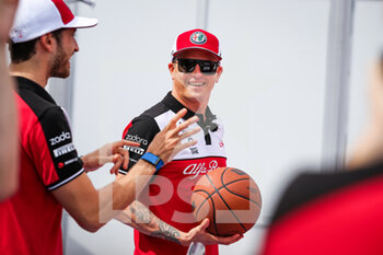 2021-10-21 - RAIKKONEN Kimi (fin), Alfa Romeo Racing ORLEN C41, portrait playing basketball during the Formula 1 Aramco United States Grand Prix 2021, 17th round of the 2021 FIA Formula One World Championship from October 21 to 24, 2021 on the Circuit of the Americas, in Austin, Texas, United States of American - FORMULA 1 ARAMCO UNITED STATES GRAND PRIX 2021, 17TH ROUND OF THE 2021 FIA FORMULA ONE WORLD CHAMPIONSHIP - FORMULA 1 - MOTORS