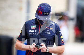 2021-10-21 - VERSTAPPEN Max (ned), Red Bull Racing Honda RB16B, portrait phone during the Formula 1 Aramco United States Grand Prix 2021, 17th round of the 2021 FIA Formula One World Championship from October 21 to 24, 2021 on the Circuit of the Americas, in Austin, Texas, United States of American - FORMULA 1 ARAMCO UNITED STATES GRAND PRIX 2021, 17TH ROUND OF THE 2021 FIA FORMULA ONE WORLD CHAMPIONSHIP - FORMULA 1 - MOTORS