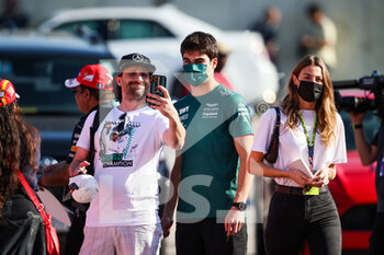 2021-10-22 - STROLL Lance (can), Aston Martin F1 AMR21, portrait with fans during the Formula 1 Aramco United States Grand Prix 2021, 17th round of the 2021 FIA Formula One World Championship from October 21 to 24, 2021 on the Circuit of the Americas, in Austin, Texas, United States of American - FORMULA 1 ARAMCO UNITED STATES GRAND PRIX 2021, 17TH ROUND OF THE 2021 FIA FORMULA ONE WORLD CHAMPIONSHIP - FORMULA 1 - MOTORS