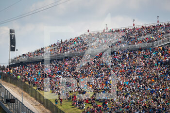 2021-10-22 - spectators, fans during the Formula 1 Aramco United States Grand Prix 2021, 17th round of the 2021 FIA Formula One World Championship from October 21 to 24, 2021 on the Circuit of the Americas, in Austin, Texas, United States of American - FORMULA 1 ARAMCO UNITED STATES GRAND PRIX 2021, 17TH ROUND OF THE 2021 FIA FORMULA ONE WORLD CHAMPIONSHIP - FORMULA 1 - MOTORS