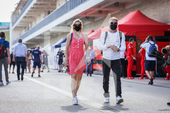 2021-10-23 - BOTTAS Valtteri (fin), Mercedes AMG F1 GP W12 E Performance, with his girlfriend CROMWELL Tiffany, portrait during the Formula 1 Aramco United States Grand Prix 2021, 17th round of the 2021 FIA Formula One World Championship from October 21 to 24, 2021 on the Circuit of the Americas, in Austin, Texas, United States of American - FORMULA 1 ARAMCO UNITED STATES GRAND PRIX 2021, 17TH ROUND OF THE 2021 FIA FORMULA ONE WORLD CHAMPIONSHIP - FORMULA 1 - MOTORS