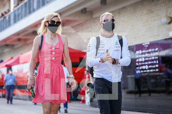 2021-10-23 - BOTTAS Valtteri (fin), Mercedes AMG F1 GP W12 E Performance, with his girlfriend CROMWELL Tiffany, portrait during the Formula 1 Aramco United States Grand Prix 2021, 17th round of the 2021 FIA Formula One World Championship from October 21 to 24, 2021 on the Circuit of the Americas, in Austin, Texas, United States of American - FORMULA 1 ARAMCO UNITED STATES GRAND PRIX 2021, 17TH ROUND OF THE 2021 FIA FORMULA ONE WORLD CHAMPIONSHIP - FORMULA 1 - MOTORS
