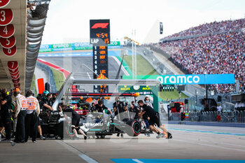 2021-10-23 - 77 BOTTAS Valtteri (fin), Mercedes AMG F1 GP W12 E Performance, action garage, box, during the Formula 1 Aramco United States Grand Prix 2021, 17th round of the 2021 FIA Formula One World Championship from October 21 to 24, 2021 on the Circuit of the Americas, in Austin, Texas, United States of American - FORMULA 1 ARAMCO UNITED STATES GRAND PRIX 2021, 17TH ROUND OF THE 2021 FIA FORMULA ONE WORLD CHAMPIONSHIP - FORMULA 1 - MOTORS