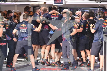 2021-10-23 - Red Bull Racing team celebrating pole position of VERSTAPPEN Max (ned), Red Bull Racing Honda RB16B, portrait during the Formula 1 Aramco United States Grand Prix 2021, 17th round of the 2021 FIA Formula One World Championship from October 21 to 24, 2021 on the Circuit of the Americas, in Austin, Texas, United States of American - FORMULA 1 ARAMCO UNITED STATES GRAND PRIX 2021, 17TH ROUND OF THE 2021 FIA FORMULA ONE WORLD CHAMPIONSHIP - FORMULA 1 - MOTORS